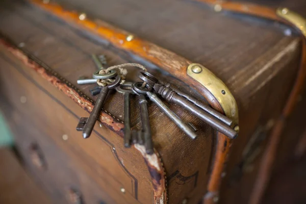 Alte Schlüssel Alten Koffer — Stockfoto