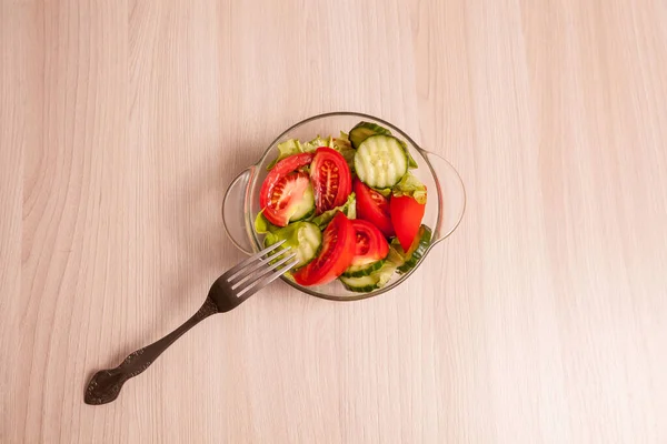 Ensalada Tomate Pepino Plato Transparente —  Fotos de Stock