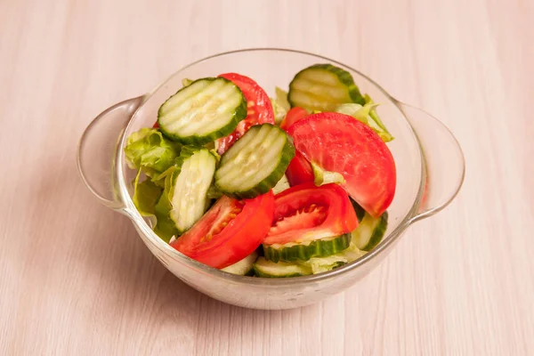 Ensalada Tomate Pepino Plato Transparente —  Fotos de Stock