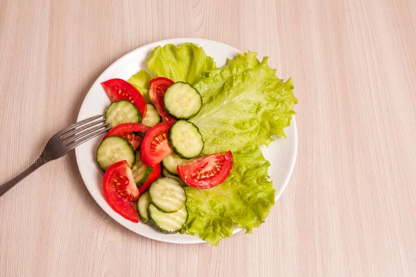 Vegetarischer Salat Mit Tomaten Und Gurken — Stockfoto