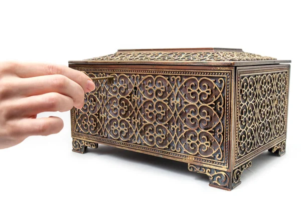 Eldeki anahtar bir kutuyu açabilir.