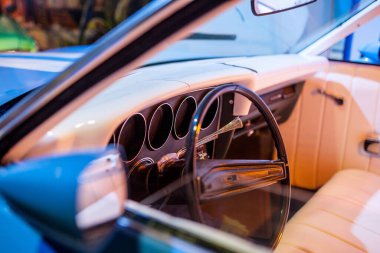 Eski bir arabanın içini kapat.