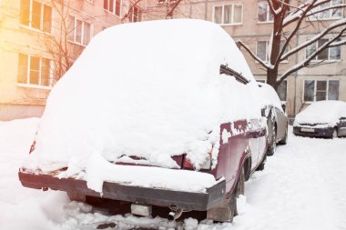 Taze beyaz karla kaplı arabalar.
