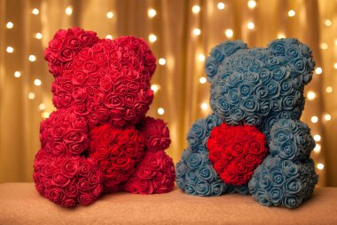 Parlak arka planda kalbi olan bir çiçek ayısı