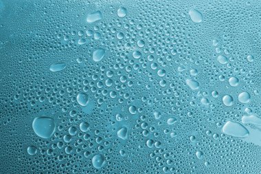 Işık arkaplanındaki su damlalarının yakın plan görüntüsü