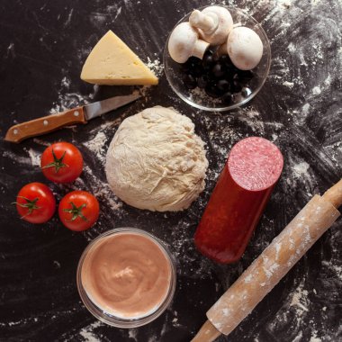 Yemek konsepti. Taze, orijinal İtalyan çiğ pizzası, geleneksel tarzda hazırlanma. Evde pizza yapmak. Gerçek bir evde pizza pişirmek.
