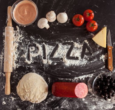 Yemek konsepti. Taze, orijinal İtalyan çiğ pizzası, geleneksel tarzda hazırlanma. Evde pizza yapmak. Gerçek bir evde pizza pişirmek.