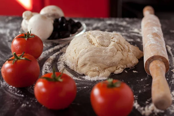 食べ物の概念 新鮮なオリジナルのイタリアの生ピザ 伝統的なスタイルで準備 自宅でピザを作る 本物の家のインテリアでピザ料理 — ストック写真