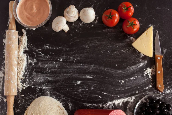 Yemek konsepti. Taze, orijinal İtalyan çiğ pizzası, geleneksel tarzda hazırlanma. Evde pizza yapmak. Gerçek bir evde pizza pişirmek.