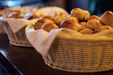 Sepetteki çörekler - sepetteki taze çörekler