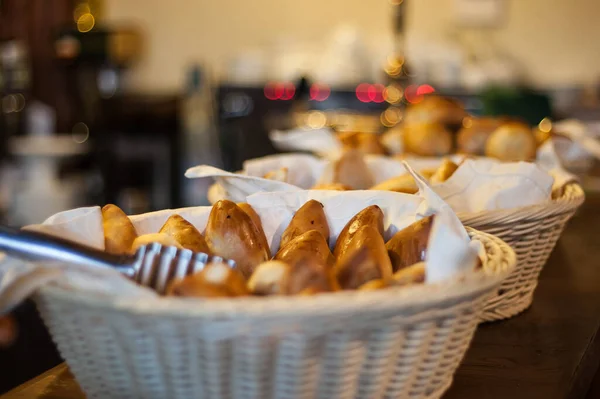 Brötchen Korb Kleine Frische Brötchen Korb Auf Dem Tisch — Stockfoto