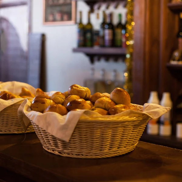 Los Bollos Cesta Los Bollos Pequeños Frescos Cesta Sobre Mesa — Foto de Stock