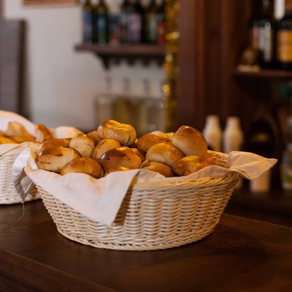 バスケットのパン テーブルの上のバスケットに少し新鮮なパン — ストック写真