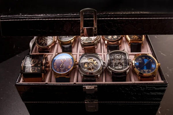 Aufbewahrungsbox Aus Schwarzem Leder Mit Einer Sammlung Von Armbanduhren Für — Stockfoto