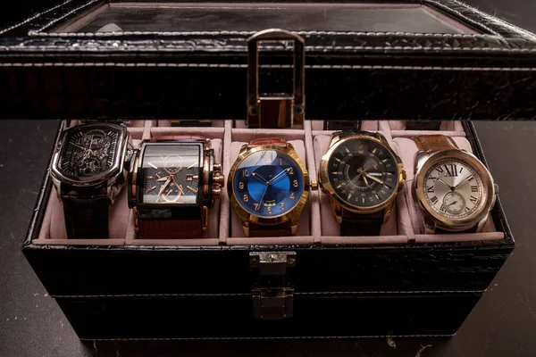男性の腕時計のコレクションとストレージブラックレザーボックス ストック写真