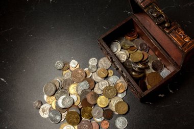 Eski bozuk para koleksiyonu eski bir sandık kutusunda
