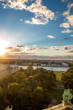 Gün batımı. St. Petersburg, Rusya 'daki Saint Isaac Katedrali' nden görüntü.