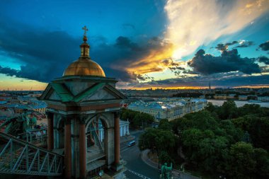 Gün batımı. St. Petersburg, Rusya 'daki Saint Isaac Katedrali' nden görüntü.