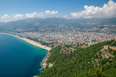 Kleopatra 'nın plajındaki kalenin kalıntılarından manzara