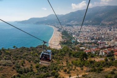 Antalya 'nın güzel mavi körfezi Cableway' den ve popüler sahil beldesi Antalya, Türkiye 'den hava manzarası