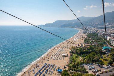 Antalya 'nın güzel mavi körfezi Cableway' den ve popüler sahil beldesi Antalya, Türkiye 'den hava manzarası