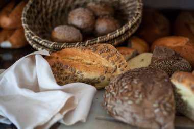 Masada ve sepette ev yapımı ekmek.