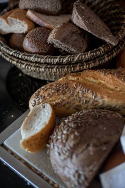 Masada ve sepette ev yapımı ekmek.