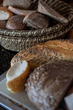 Masada ve sepette ev yapımı ekmek.