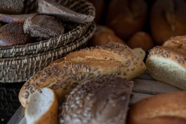 Masada ve sepette ev yapımı ekmek.