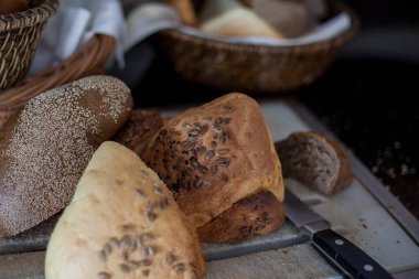 Masada ve sepette ev yapımı ekmek.
