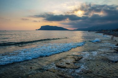 Günbatımında lambayla iskele