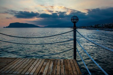 Günbatımında lambayla iskele