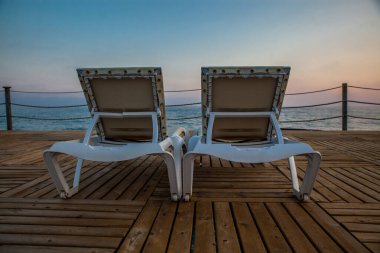 İskelede iki iskele sandalyesi