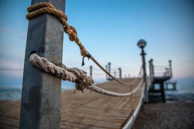 İskelede deniz ipleri