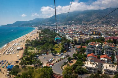 Antalya 'nın güzel mavi körfezi Cableway' den ve popüler sahil beldesi Antalya, Türkiye 'den hava manzarası