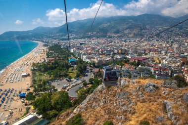 Antalya 'nın güzel mavi körfezi Cableway' den ve popüler sahil beldesi Antalya, Türkiye 'den hava manzarası