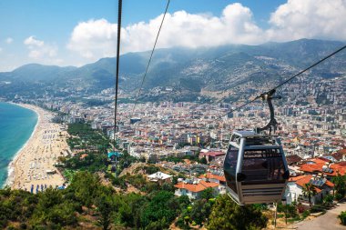 Antalya 'nın güzel mavi körfezi Cableway' den ve popüler sahil beldesi Antalya, Türkiye 'den hava manzarası