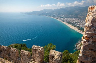 Kleopatra 'nın plajındaki kalenin kalıntılarından manzara