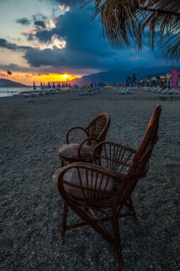 İnanılmaz sahil gün batımı ve inanılmaz köpüklü dalgalar. Arkaplanda tepe.