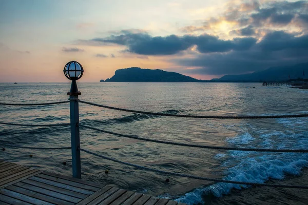 Pier Met Lamp Bij Zonsondergang — Stockfoto