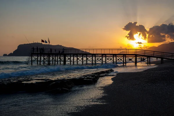 Geweldige Zonsondergang Het Strand Ongelooflijke Schuimende Golven Hill Achtergrond — Stockfoto