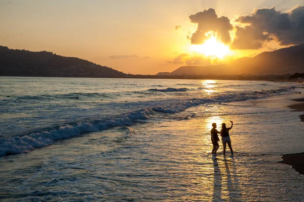Úžasný Západ Slunce Pláži Neuvěřitelné Pěnové Vlny Kopec Pozadí — Stock fotografie