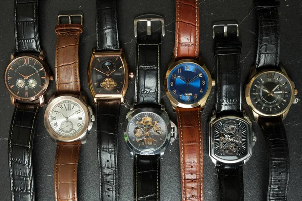 Herren Armbanduhren Kollektion Vor Dunklem Hintergrund — Stockfoto