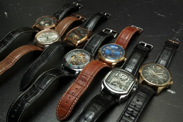 男性用腕時計コレクション暗い背景で ロイヤリティフリーのストック写真