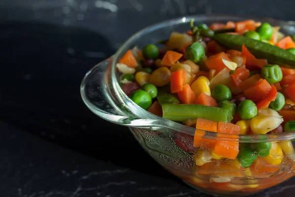 Alimentos Saudáveis Legumes Cozidos Vapor Prato Fundo Escuro — Fotografia de Stock