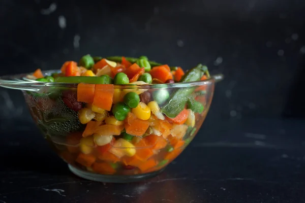 Здоровую Пищу Приготовленные Овощи Тарелке Темном Фоне — стоковое фото