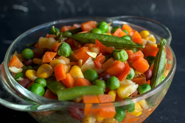 Alimentos Saudáveis Legumes Cozidos Vapor Prato Fundo Escuro — Fotografia de Stock