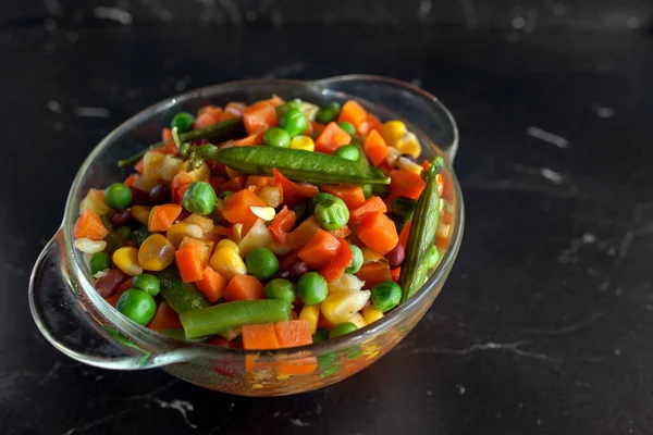 Alimentos Saudáveis Legumes Cozidos Vapor Prato Fundo Escuro — Fotografia de Stock