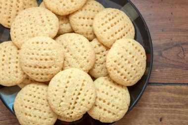 Hindistan cevizi tatlı bisküvi plaka üzerinde