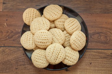 Hindistan cevizi tatlı bisküvi plaka üzerinde